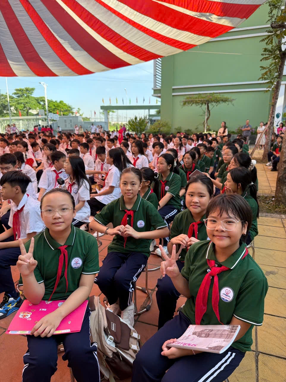 Học sinh Hà Nội hân hoan, rạng rỡ trong ngày khai giảng đặc biệt