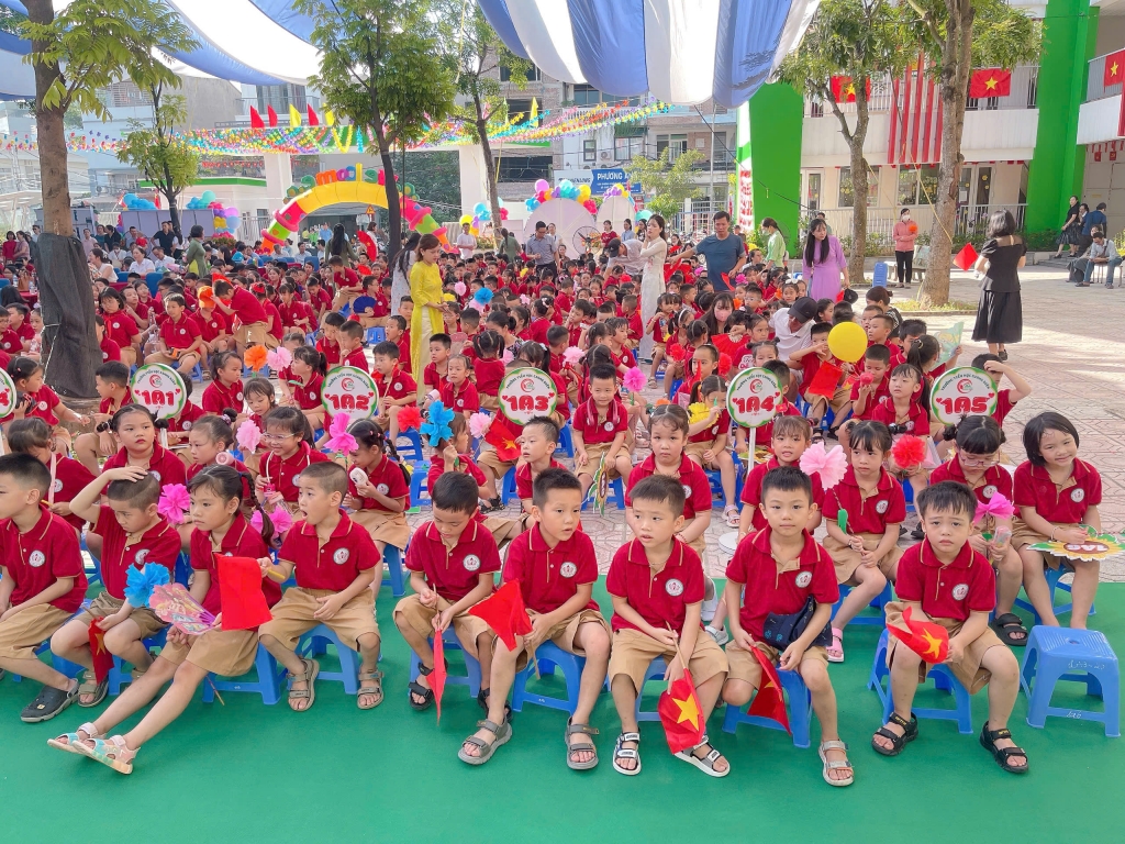 Học sinh Hà Nội hân hoan, rạng rỡ trong ngày khai giảng đặc biệt