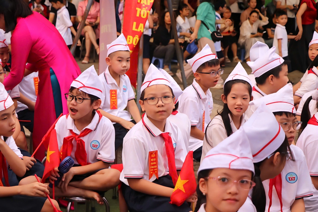 Học sinh Hà Nội hân hoan, rạng rỡ trong ngày khai giảng đặc biệt