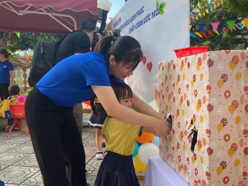 Học sinh Hà Nội hân hoan, rạng rỡ trong ngày khai giảng đặc biệt