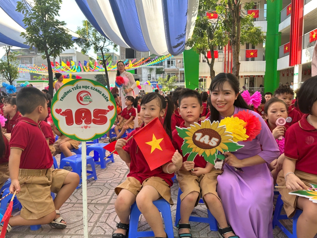 Học sinh Hà Nội hân hoan, rạng rỡ trong ngày khai giảng đặc biệt