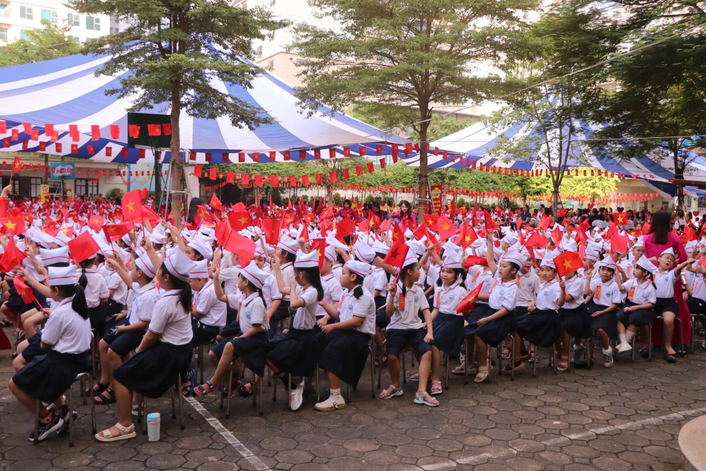 Học sinh Hà Nội hân hoan, rạng rỡ trong ngày khai giảng đặc biệt