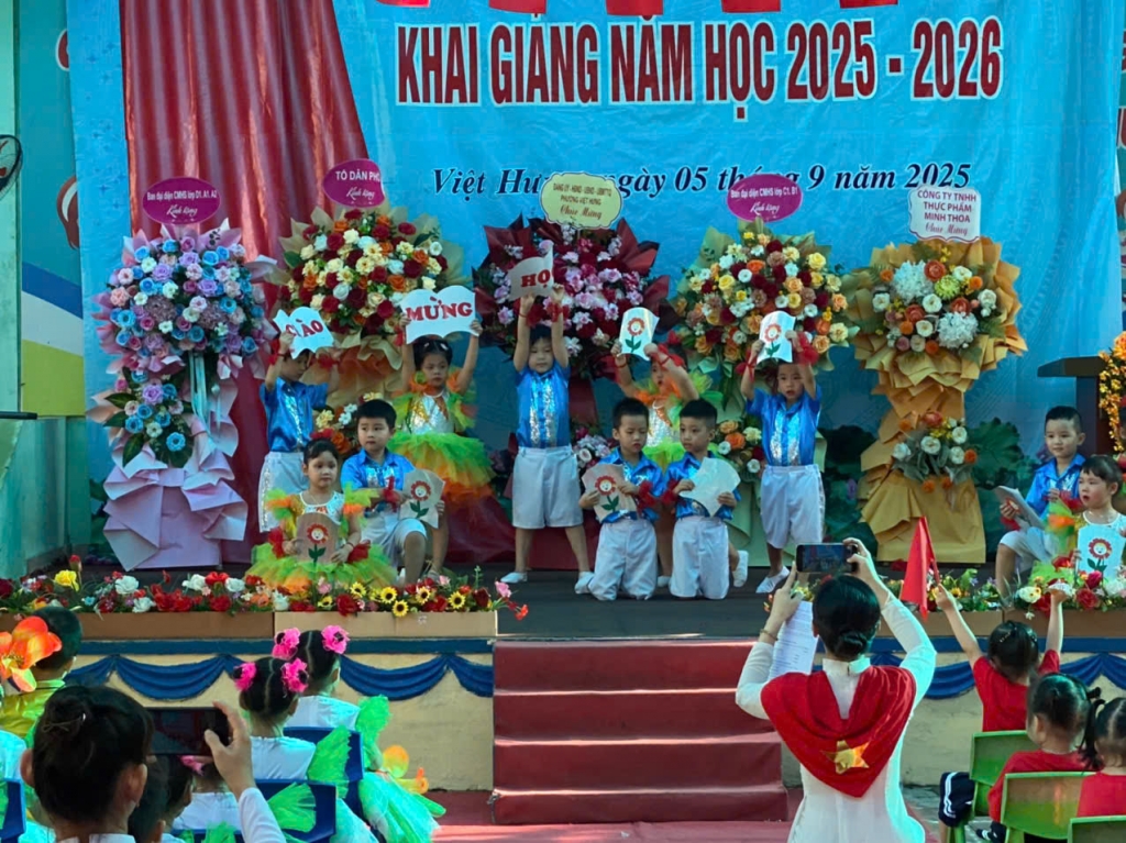 Học sinh Hà Nội hân hoan, rạng rỡ trong ngày khai giảng đặc biệt