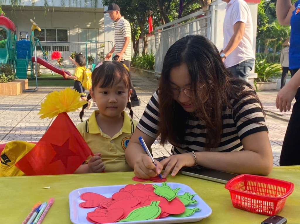 Học sinh Hà Nội hân hoan, rạng rỡ trong ngày khai giảng đặc biệt