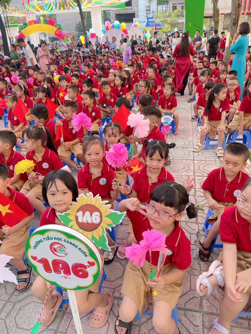 Học sinh Hà Nội hân hoan, rạng rỡ trong ngày khai giảng đặc biệt