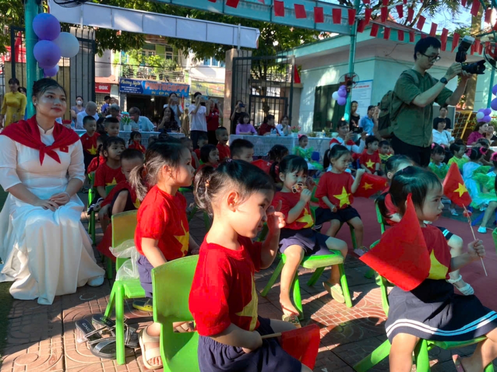 Học sinh Hà Nội hân hoan, rạng rỡ trong ngày khai giảng đặc biệt