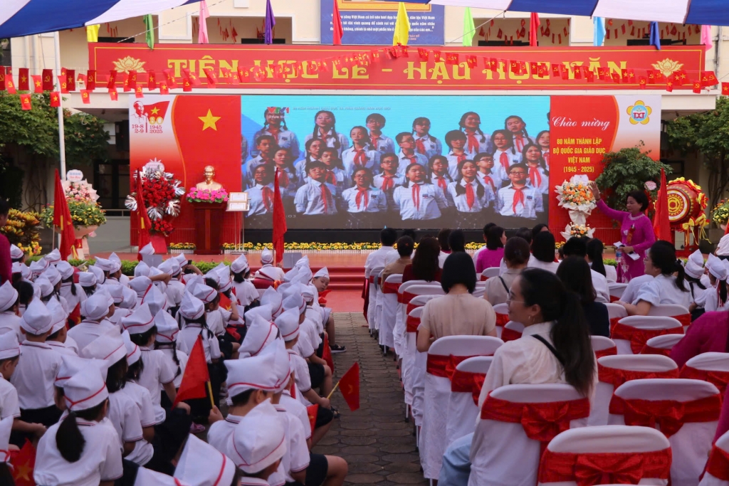 Học sinh Hà Nội hân hoan, rạng rỡ trong ngày khai giảng đặc biệt