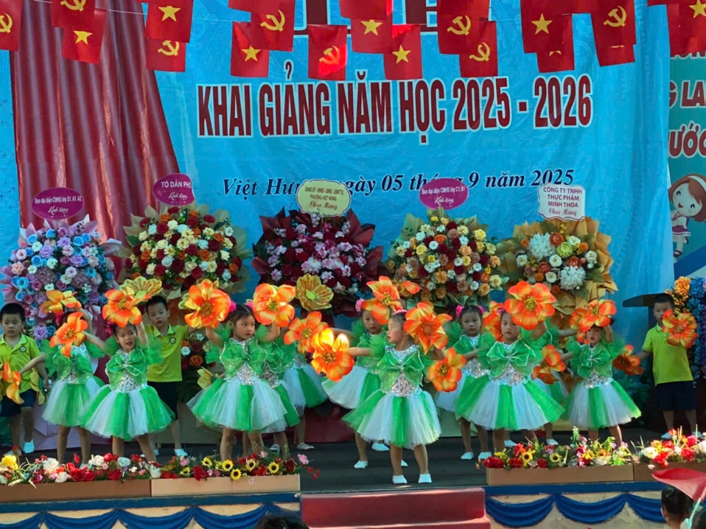 Học sinh Hà Nội hân hoan, rạng rỡ trong ngày khai giảng đặc biệt