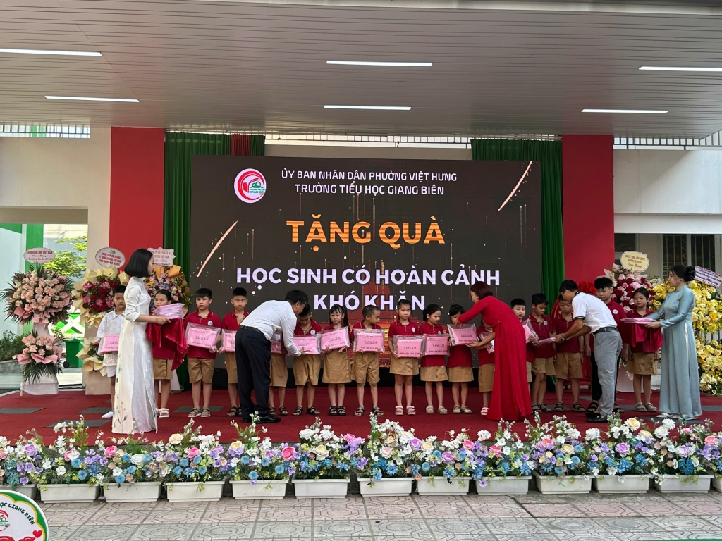 Học sinh Hà Nội hân hoan, rạng rỡ trong ngày khai giảng đặc biệt
