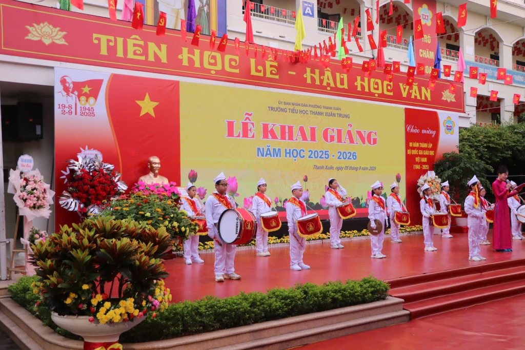 Học sinh Hà Nội hân hoan, rạng rỡ trong ngày khai giảng đặc biệt