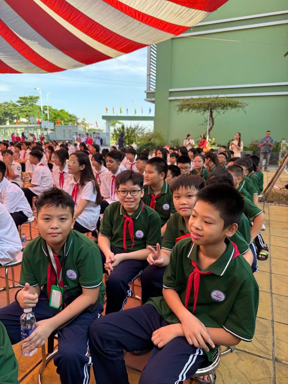 Học sinh Hà Nội hân hoan, rạng rỡ trong ngày khai giảng đặc biệt