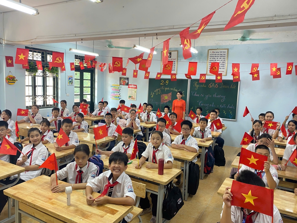 Học sinh Hà Nội hân hoan, rạng rỡ trong ngày khai giảng đặc biệt