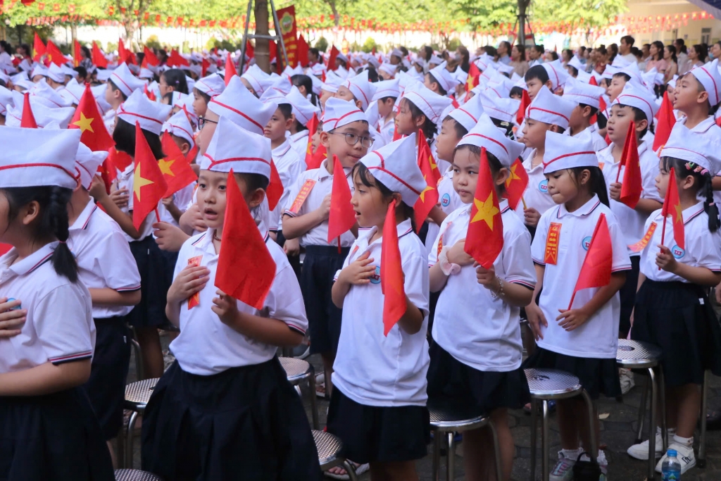 Học sinh Hà Nội hân hoan, rạng rỡ trong ngày khai giảng đặc biệt