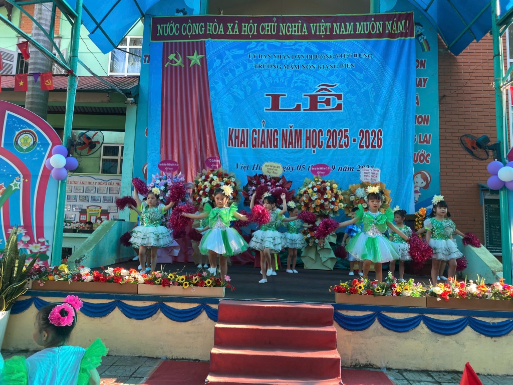 Học sinh Hà Nội hân hoan, rạng rỡ trong ngày khai giảng đặc biệt