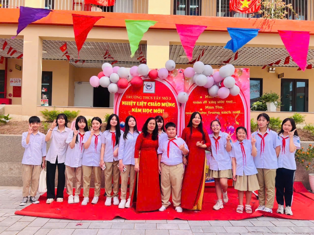 Học sinh Hà Nội hân hoan, rạng rỡ trong ngày khai giảng đặc biệt