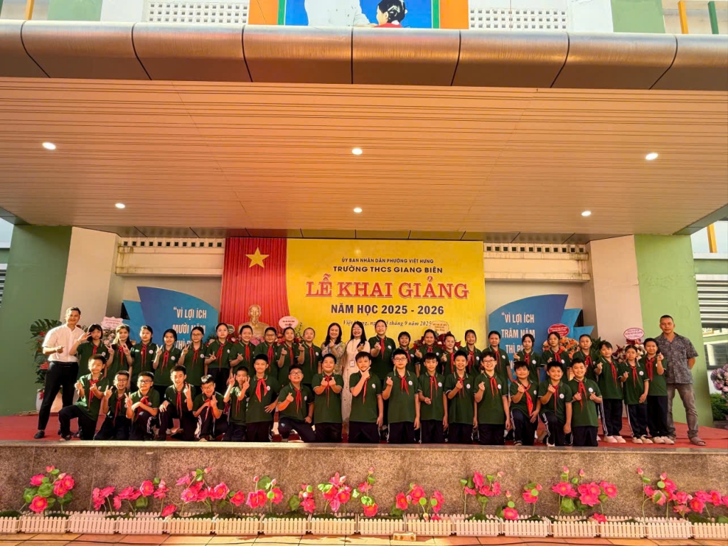 Học sinh Hà Nội hân hoan, rạng rỡ trong ngày khai giảng đặc biệt