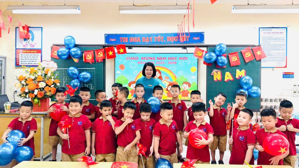 Học sinh Hà Nội hân hoan, rạng rỡ trong ngày khai giảng đặc biệt