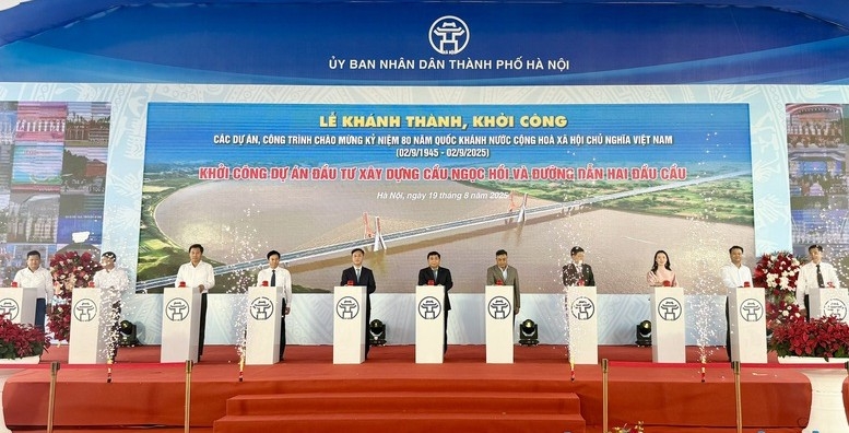 Phó Thủ tướng Nguyễn Chí Dũng và các đại biểu thực hiện nghi thức khởi công Dự án đầu tư xây dựng cầu Ngọc Hồi và đường dẫn hai đầu cầu. Ảnh: VGP/Thu Sa Phó Thủ tướng Nguyễn Chí Dũng và các đại biểu thực hiện nghi thức khởi công Dự án đầu tư xây dựng cầu Ngọc Hồi và đường dẫn hai đầu cầu. Ảnh: VGP/Thu Sa