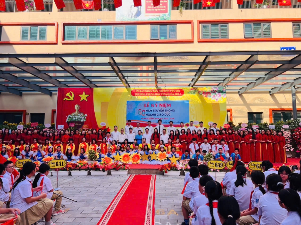 Học sinh Hà Nội hân hoan, rạng rỡ trong ngày khai giảng đặc biệt