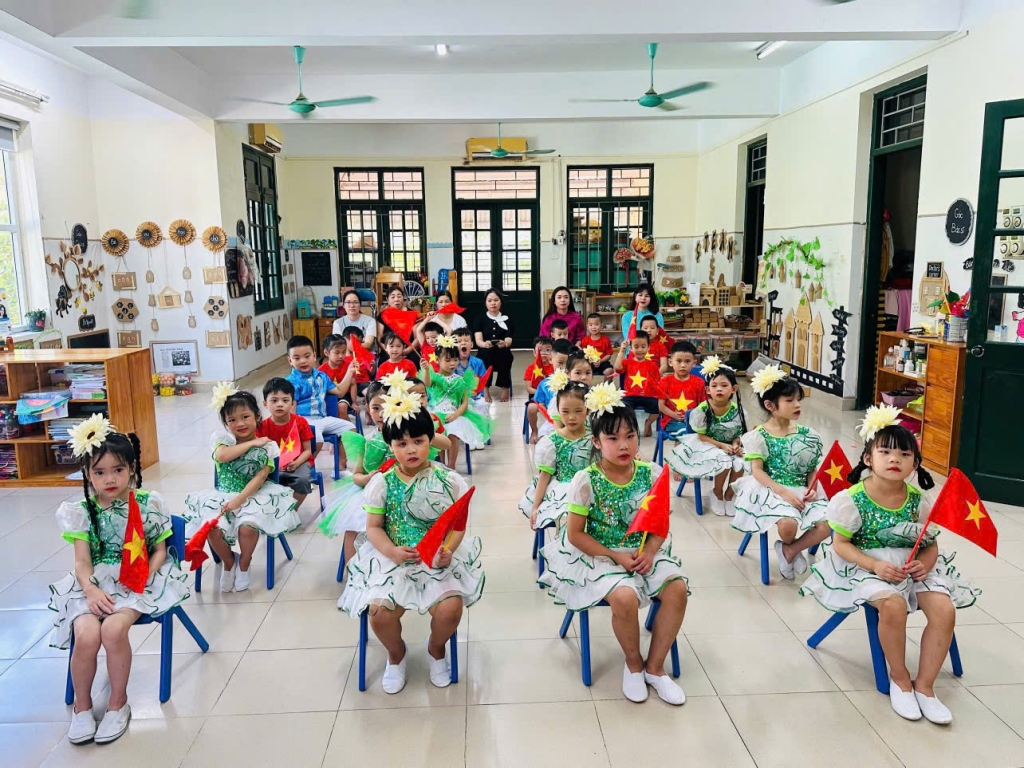 Học sinh Hà Nội hân hoan, rạng rỡ trong ngày khai giảng đặc biệt