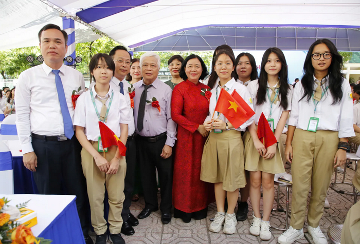 Bí thư Thành ủy Bùi Thị Minh Hoài dự Lễ khai giảng tại Trường THPT Phan Huy Chú