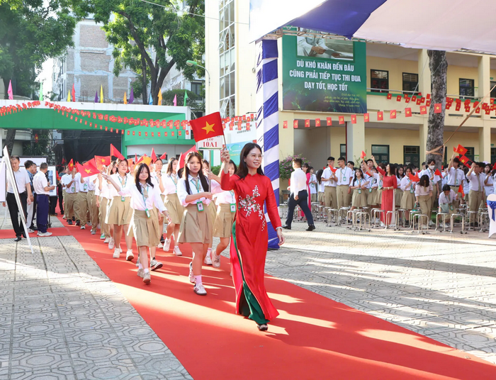 Bí thư Thành ủy Bùi Thị Minh Hoài dự Lễ khai giảng tại Trường THPT Phan Huy Chú