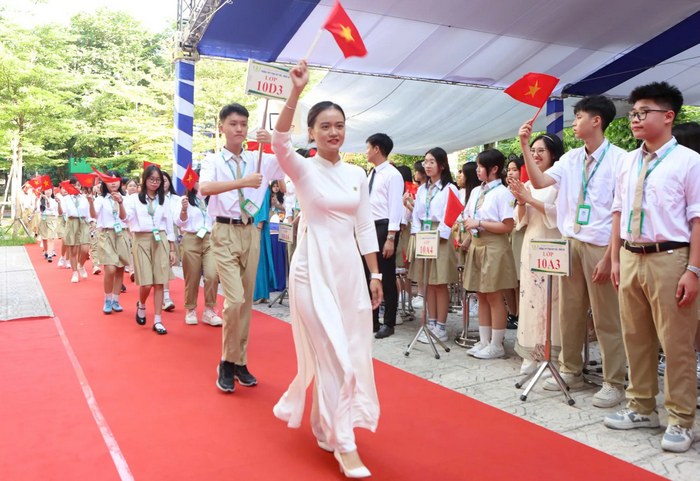 Bí thư Thành ủy Bùi Thị Minh Hoài dự Lễ khai giảng tại Trường THPT Phan Huy Chú