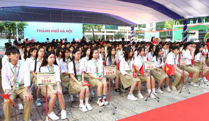 Bí thư Thành ủy Bùi Thị Minh Hoài dự Lễ khai giảng tại Trường THPT Phan Huy Chú