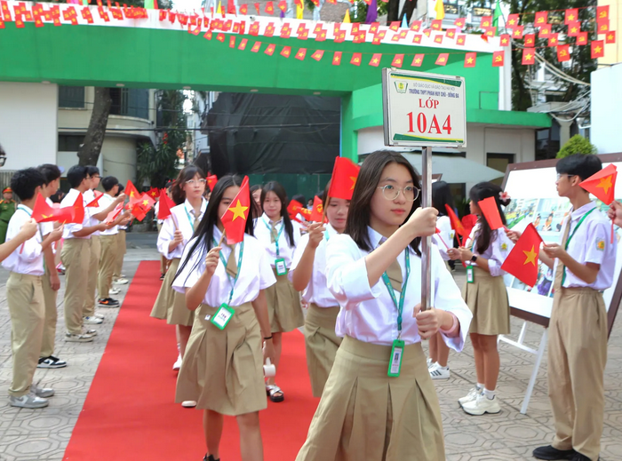Bí thư Thành ủy Bùi Thị Minh Hoài dự Lễ khai giảng tại Trường THPT Phan Huy Chú