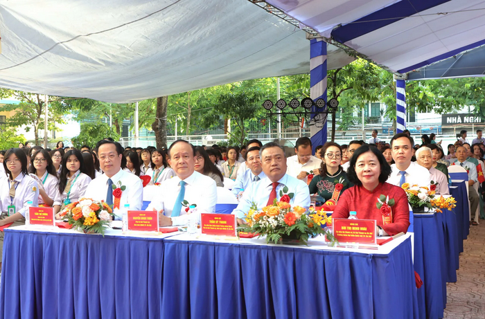 Bí thư Thành ủy Bùi Thị Minh Hoài dự Lễ khai giảng tại Trường THPT Phan Huy Chú