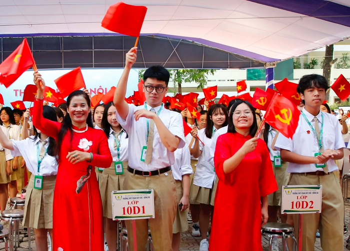 Bí thư Thành ủy Bùi Thị Minh Hoài dự Lễ khai giảng tại Trường THPT Phan Huy Chú