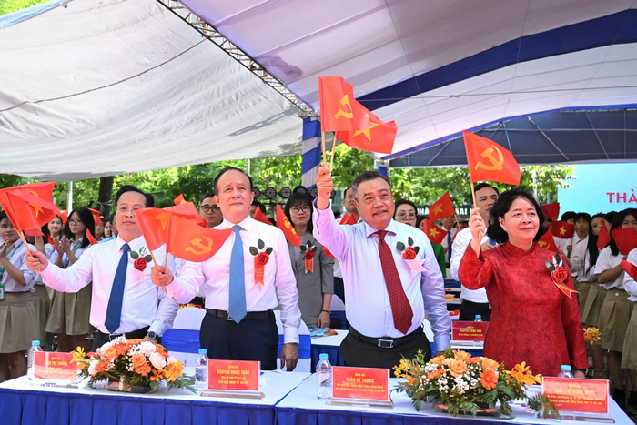 Bí thư Thành ủy Bùi Thị Minh Hoài dự Lễ khai giảng tại Trường THPT Phan Huy Chú