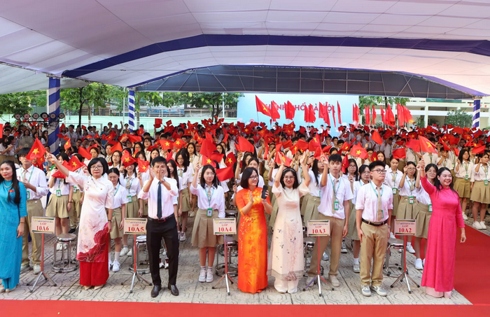 Bí thư Thành ủy Bùi Thị Minh Hoài dự Lễ khai giảng tại Trường THPT Phan Huy Chú