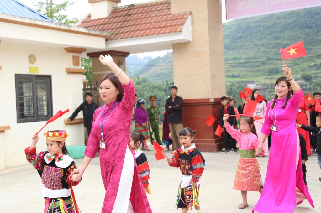 Trung ương Đoàn tặng xe đạp, phòng tin học cho Trường Phổ thông Dân tộc bán trú Tiểu học Lũng Cú dịp khai giảng