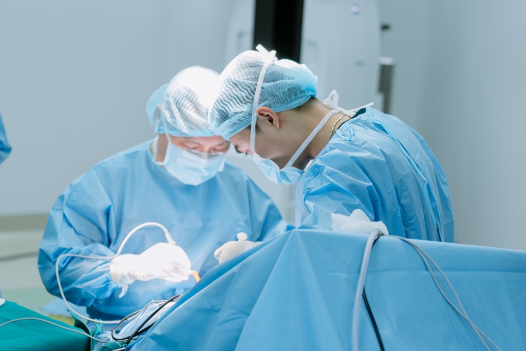 PGS.TS.BS Ngô Mạnh Hùng cùng ekip trong ca phẫu thuật u nội tủy cột sống PGS.TS.BS Ngô Mạnh Hùng cùng ekip trong ca phẫu thuật u nội tủy cột sống