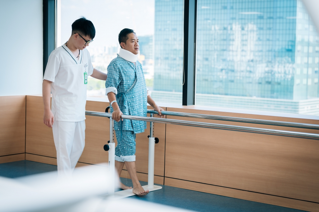 Anh T. tập phục hồi chức năng tại Bệnh viện Mặt Trời Anh T. tập phục hồi chức năng tại Bệnh viện Mặt Trời