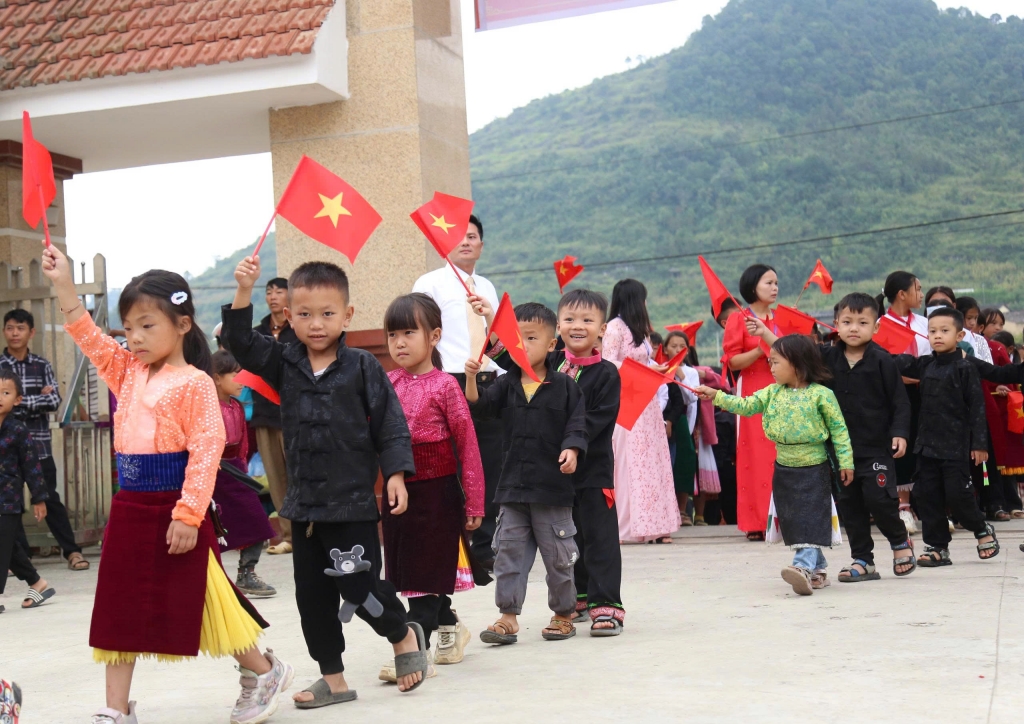 Trung ương Đoàn tặng xe đạp, phòng tin học cho Trường Phổ thông Dân tộc bán trú Tiểu học Lũng Cú dịp khai giảng