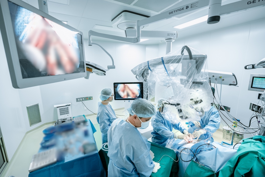 Hệ thống kính vi phẫu hiện đại được sử dụng cho ca phẫu thuật Hệ thống kính vi phẫu hiện đại được sử dụng cho ca phẫu thuật
