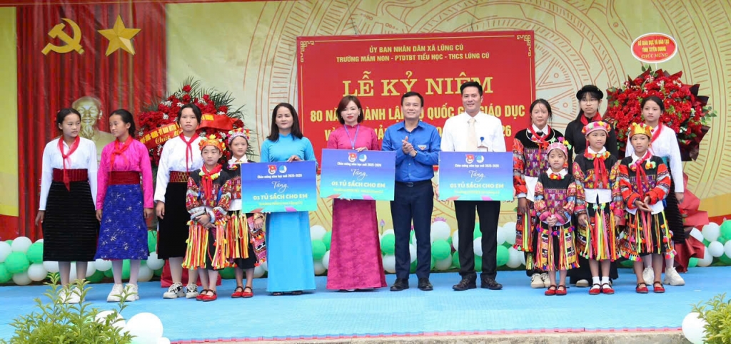 Trung ương Đoàn tặng xe đạp, phòng tin học cho Trường Phổ thông Dân tộc bán trú Tiểu học Lũng Cú dịp khai giảng