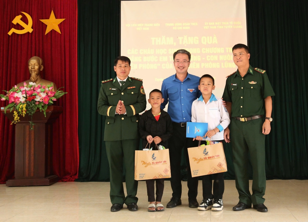 Trung ương Đoàn tặng xe đạp, phòng tin học cho Trường Phổ thông Dân tộc bán trú Tiểu học Lũng Cú dịp khai giảng