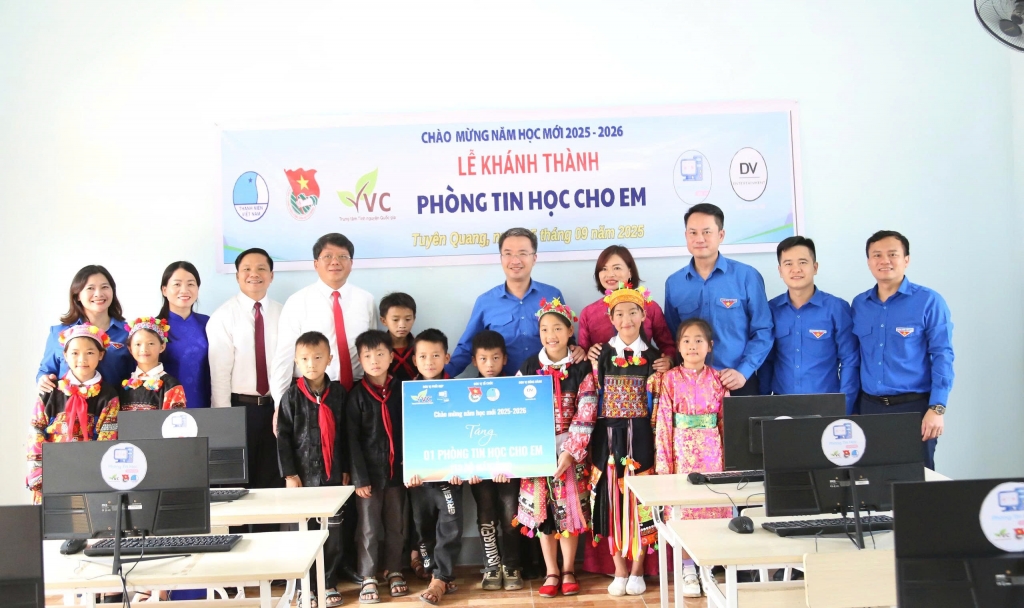 Trung ương Đoàn tặng xe đạp, phòng tin học cho Trường Phổ thông Dân tộc bán trú Tiểu học Lũng Cú dịp khai giảng