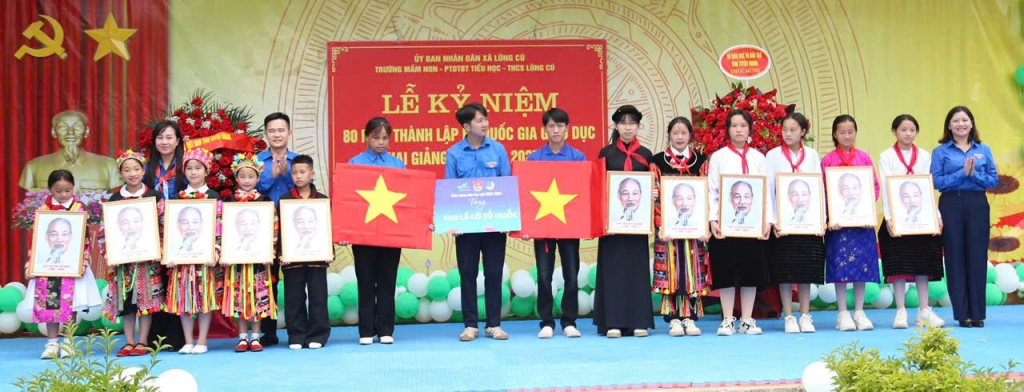 Trung ương Đoàn tặng xe đạp, phòng tin học cho Trường Phổ thông Dân tộc bán trú Tiểu học Lũng Cú dịp khai giảng