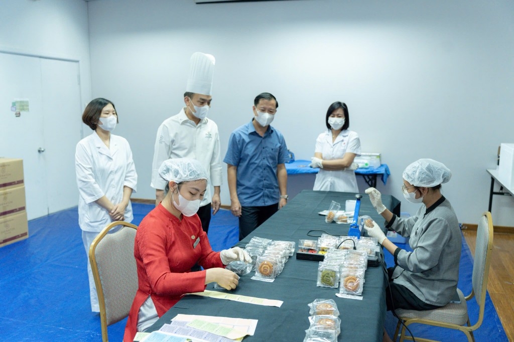 Chi cục An toàn vệ sinh thực phẩm Hà Nội kiểm tra quy trình sản xuất bánh Trung thu tại khách sạn Sheraton Hanoi. Ảnh: tuoitrethudo.vn