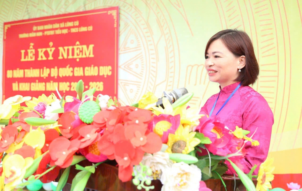 Trung ương Đoàn tặng xe đạp, phòng tin học cho Trường Phổ thông Dân tộc bán trú Tiểu học Lũng Cú dịp khai giảng