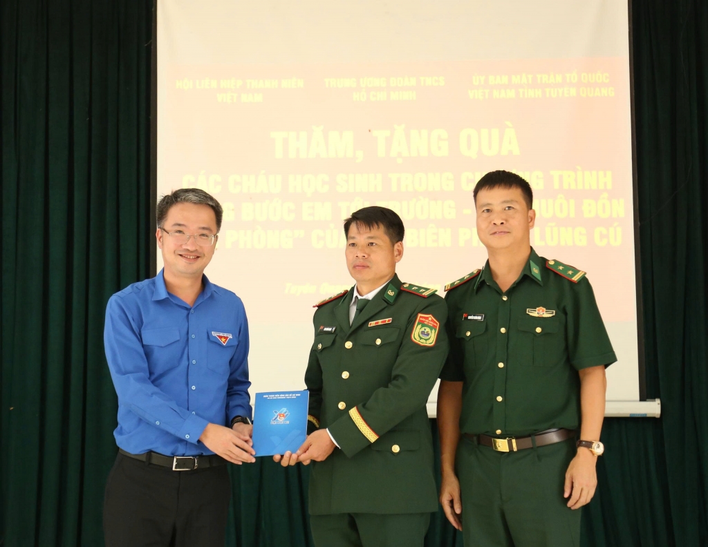 Trung ương Đoàn tặng xe đạp, phòng tin học cho Trường Phổ thông Dân tộc bán trú Tiểu học Lũng Cú dịp khai giảng