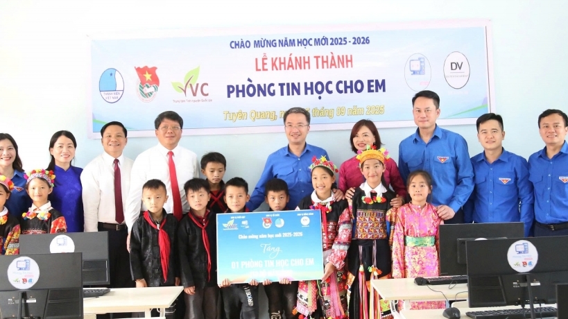 Trung ương Đoàn tặng xe đạp, phòng tin học cho Trường Phổ thông Dân tộc bán trú Tiểu học Lũng Cú dịp khai giảng