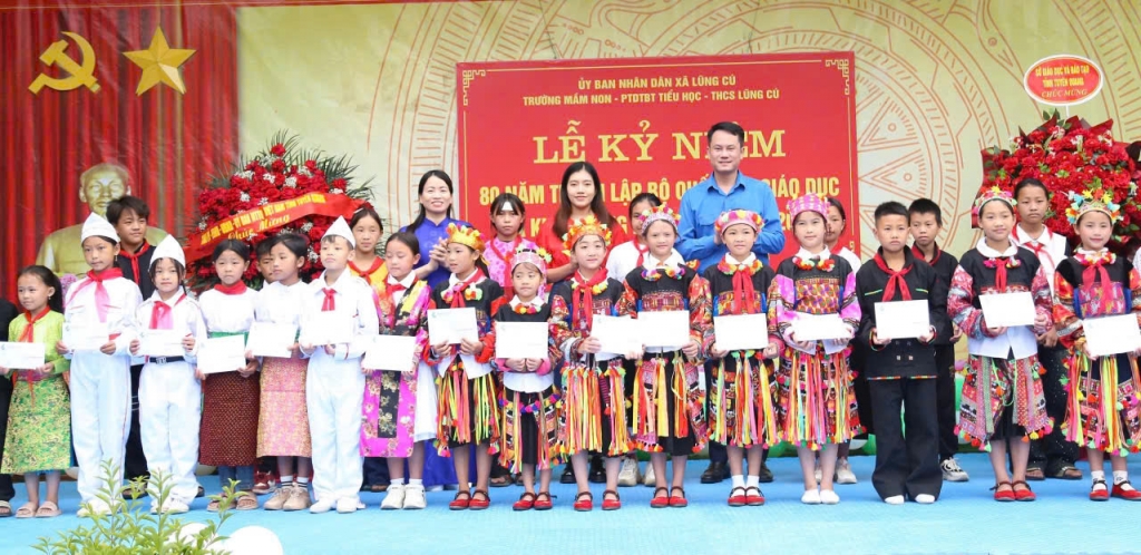 Trung ương Đoàn tặng xe đạp, phòng tin học cho Trường Phổ thông Dân tộc bán trú Tiểu học Lũng Cú dịp khai giảng