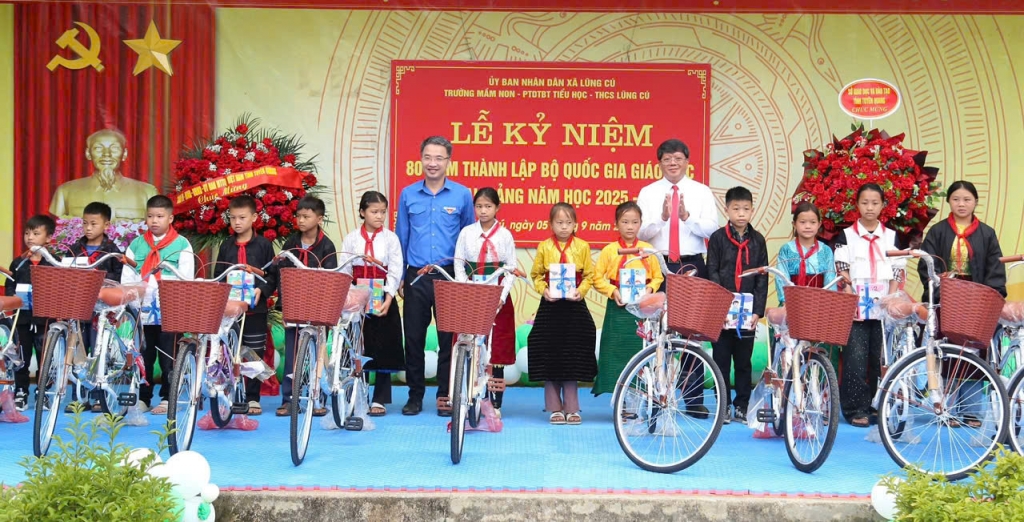 Trung ương Đoàn tặng xe đạp, phòng tin học cho Trường Phổ thông Dân tộc bán trú Tiểu học Lũng Cú dịp khai giảng