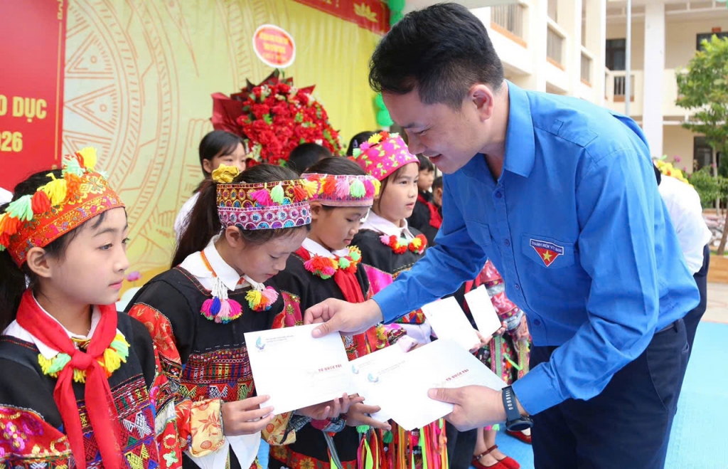 Trung ương Đoàn tặng xe đạp, phòng tin học cho Trường Phổ thông Dân tộc bán trú Tiểu học Lũng Cú dịp khai giảng
