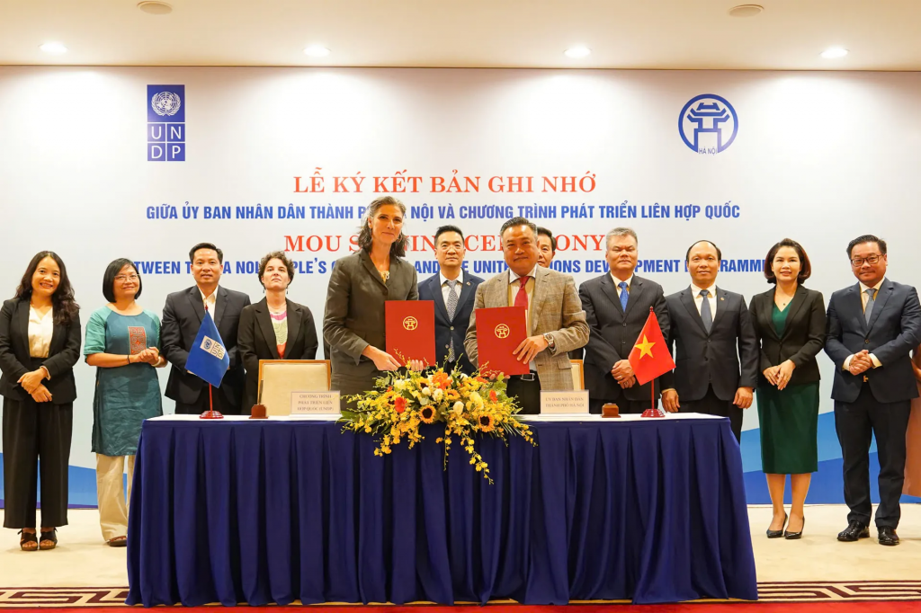 Chủ tịch UBND TP Hà Nội Trần Sỹ Thanh và Trưởng đại diện thường trú UNDP tại Việt Nam Ramla Khalidi ký kết Biên bản ghi nhớ hợp tác giữa UBND TP Hà Nội và UNDP.